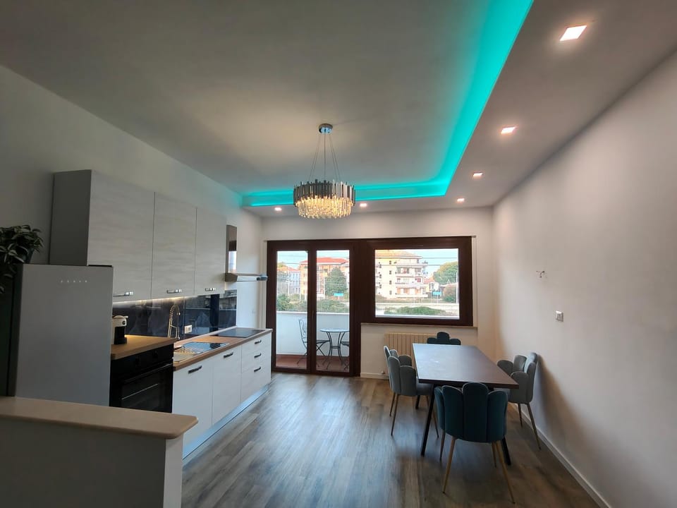 Kitchen or kitchenette, Dining area, stove