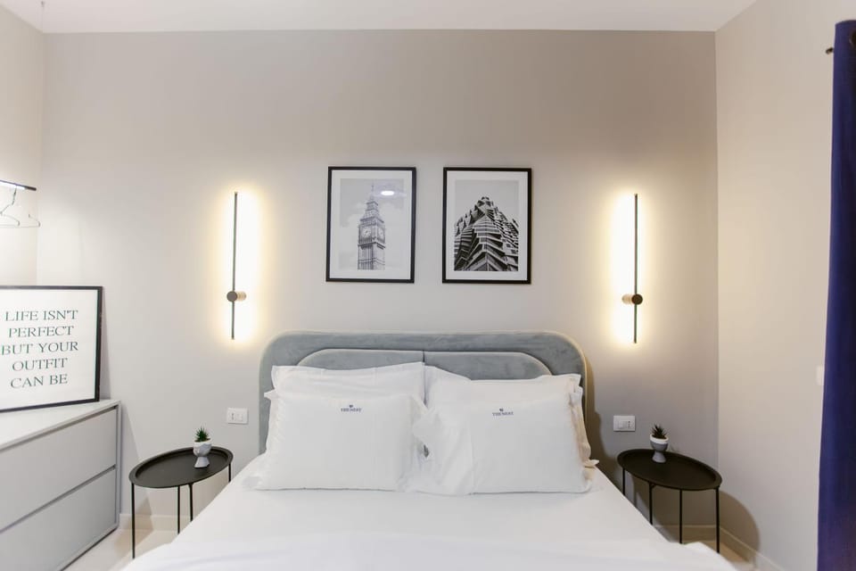 Bed, Living room, Photo of the whole room, Seating area, Bedroom