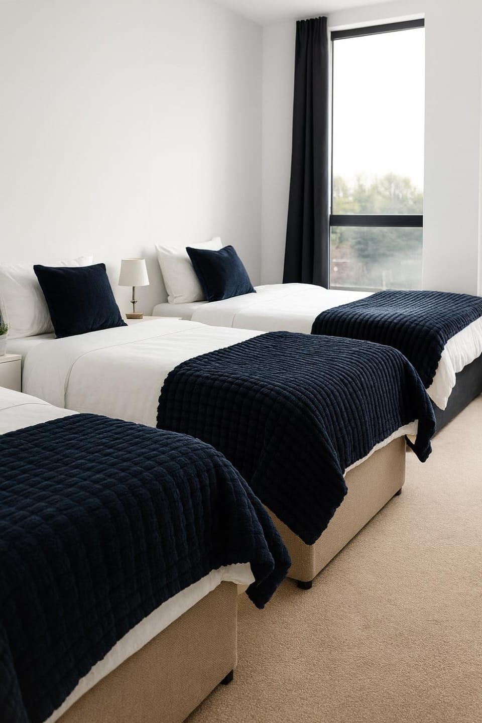 High street Edgware, shops, tube free parking Apartment in Edgware