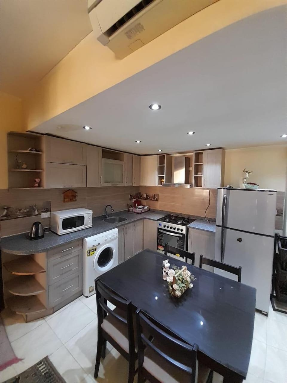 Kitchen or kitchenette, minibar, oven, stove