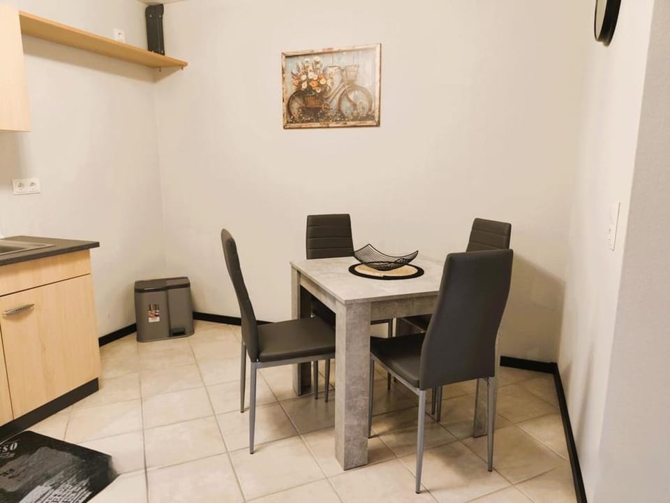 Kitchen or kitchenette, Seating area