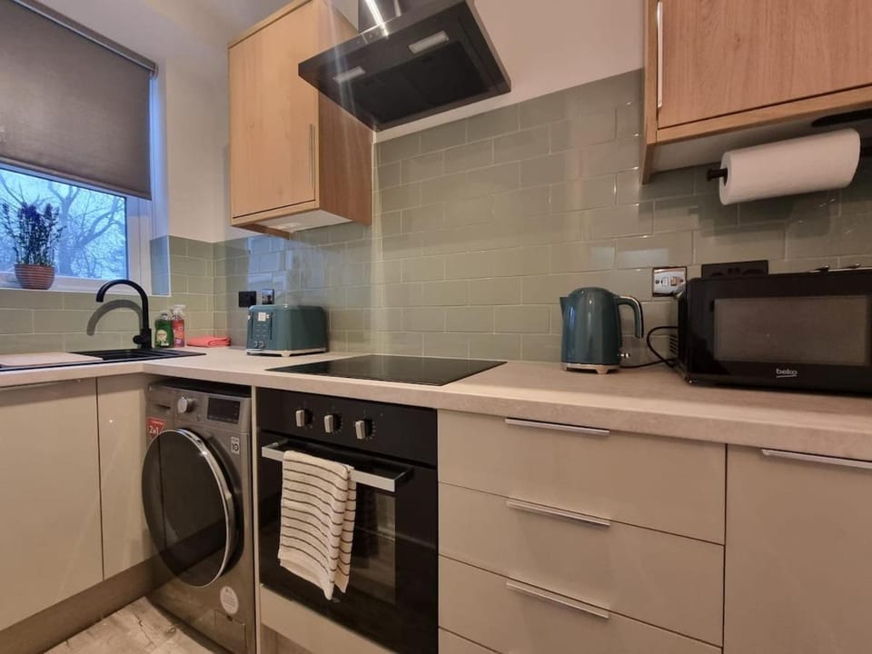 Coffee/tea facilities, Kitchen or kitchenette, oven, stove, toaster, washing machine, dryer