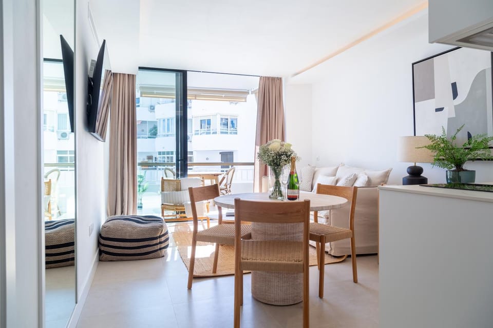 TV and multimedia, Kitchen or kitchenette, Living room, Seating area, Dining area