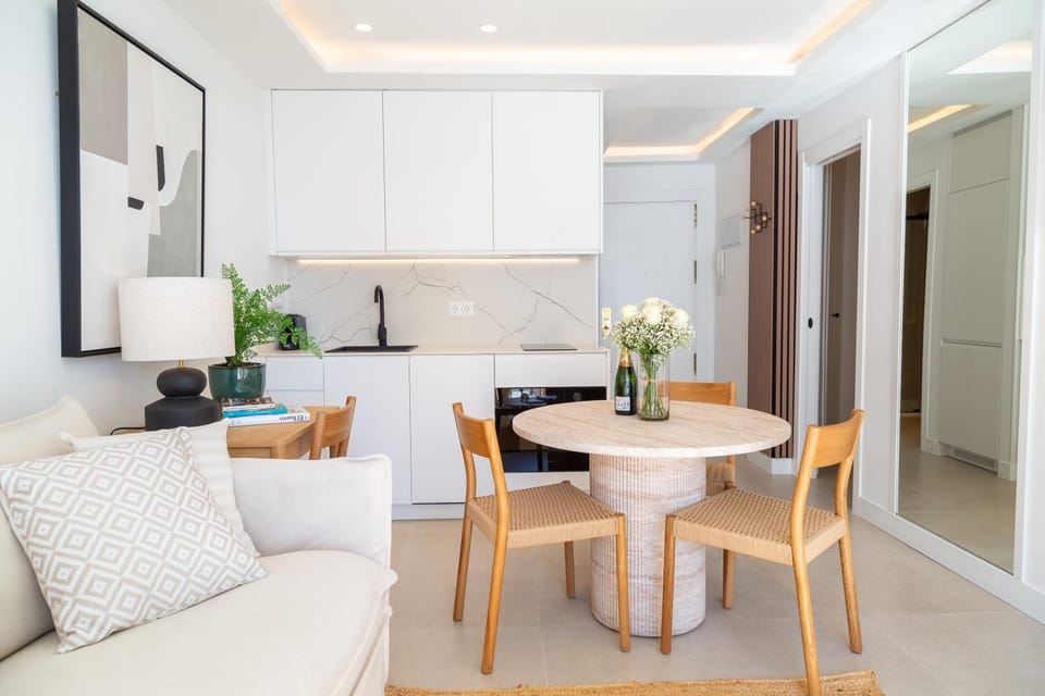 Kitchen or kitchenette, Living room, Seating area, Dining area