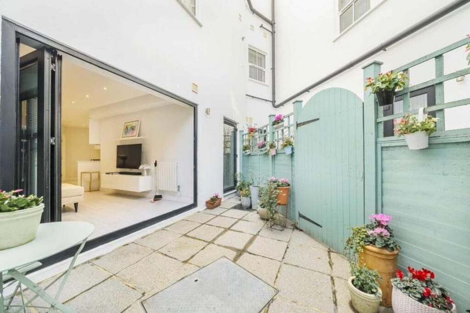 1 Bedroom Flat with Patio Apartment in Kingston upon Thames