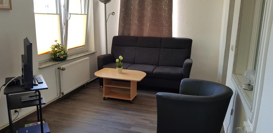 TV and multimedia, Living room, Seating area, Bedroom