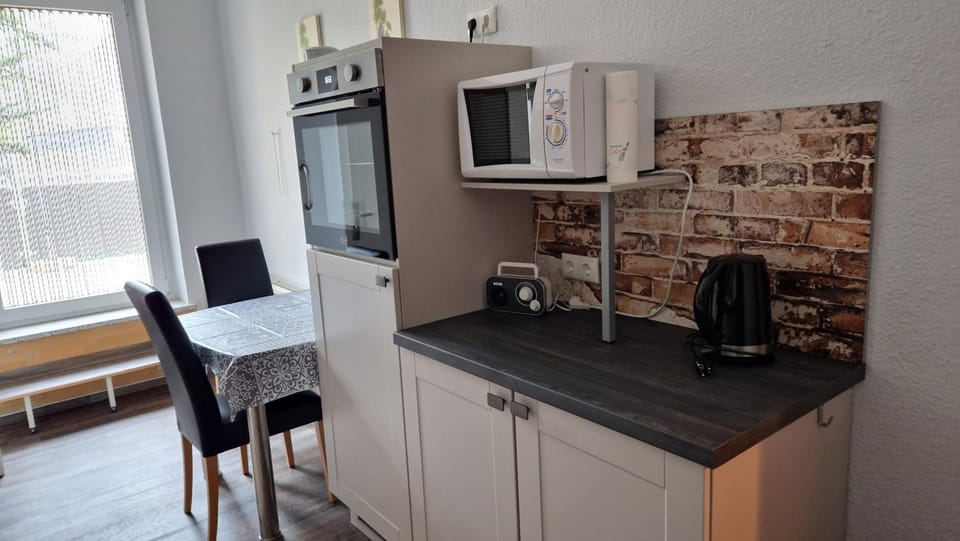 Kitchen or kitchenette, Dining area, oven