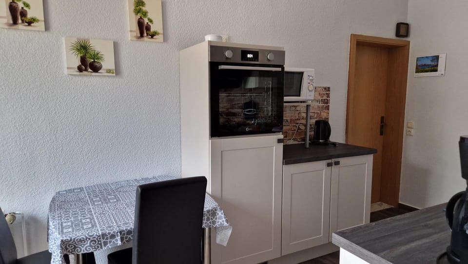 Kitchen or kitchenette, Dining area, oven