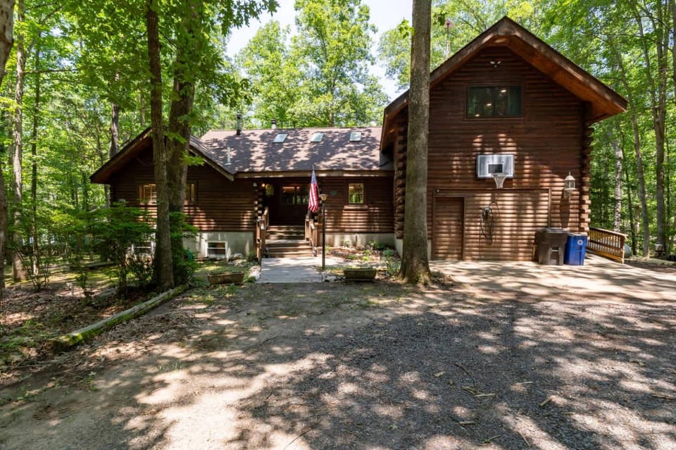 Gorgeous Lakefront Escape - New Renovations House in Lake Anna