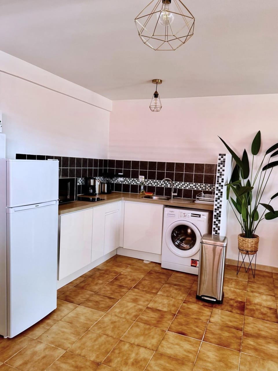 Kitchen or kitchenette, washing machine
