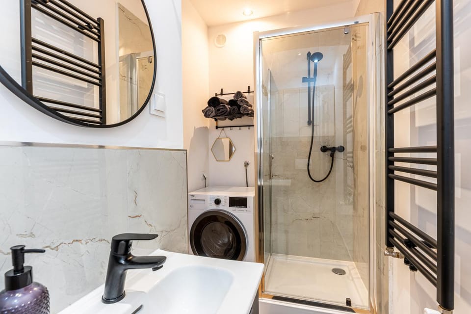 Shower, Toilet, People, Bathroom, Other, Evening entertainment, towels, towels, laundry, laundry, laundry, washing machine, washing machine, washing machine, dryer