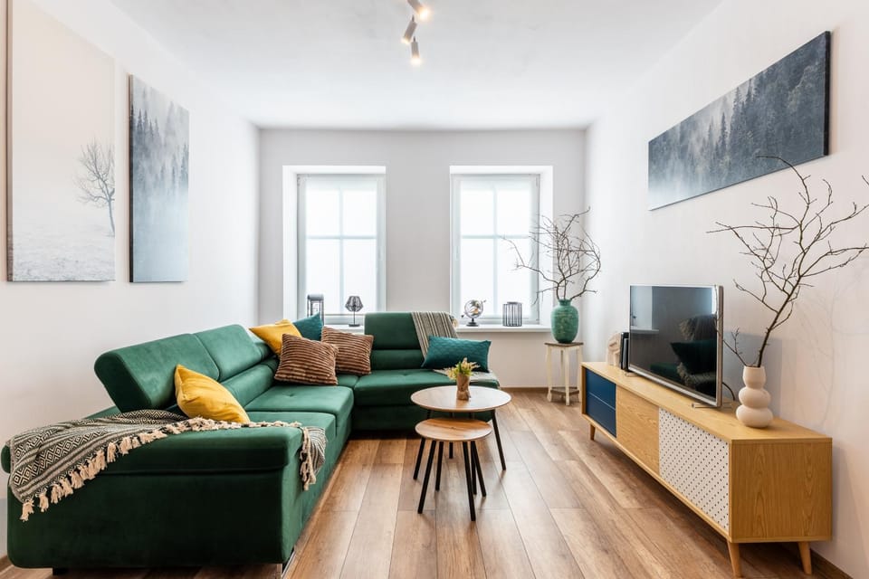 Communal lounge/ TV room, People, Activities, TV and multimedia, Living room, Photo of the whole room, Decorative detail, Decorative detail, Seating area, Evening entertainment, Guests, Guests, Entertainment, Location, Family, furniture, internet, internet