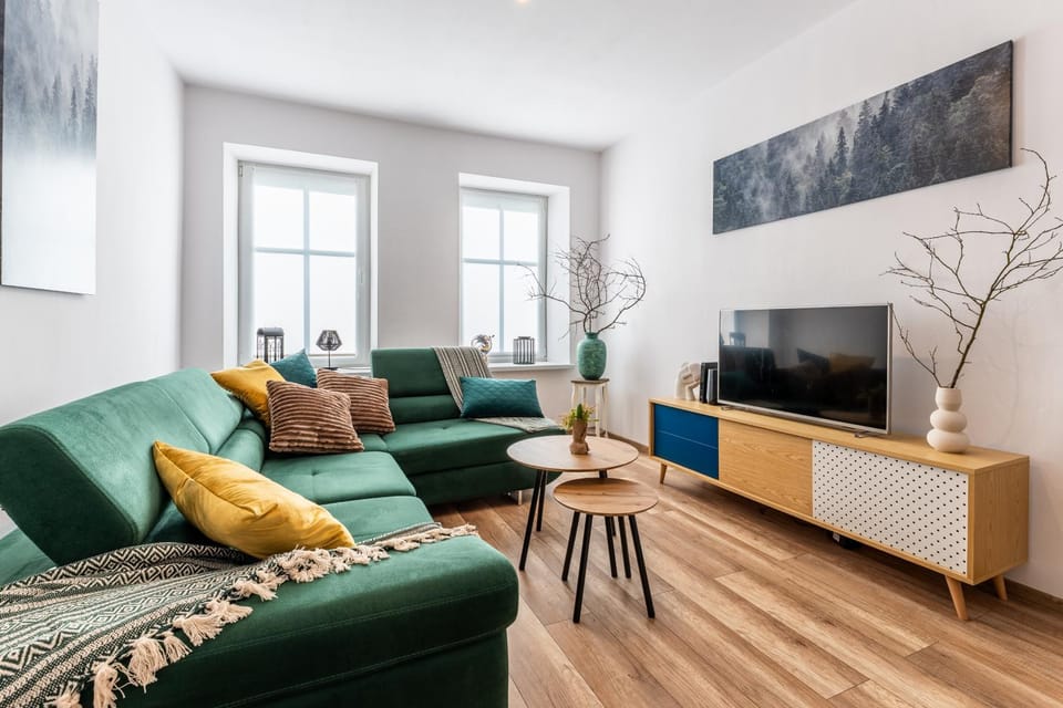Communal lounge/ TV room, TV and multimedia, Living room, Seating area, Evening entertainment, Bedroom