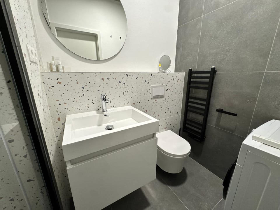 Shower, Toilet, Bathroom, towels