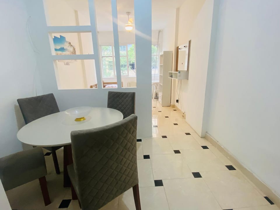 Apartamento completo na QUADRA DA PRAIA EM COPACABANA, ar condicionado, NETFLIX, wifi 300MB, portaria 24h, pauloangerami PJ160 Apartment in Rio de Janeiro