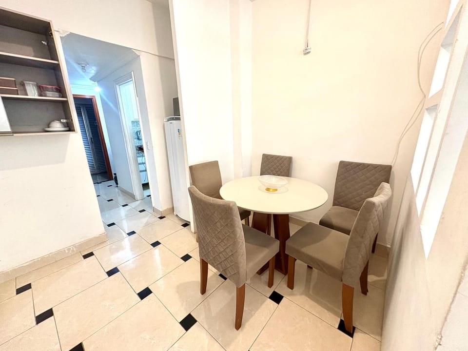 Apartamento completo na QUADRA DA PRAIA EM COPACABANA, ar condicionado, NETFLIX, wifi 300MB, portaria 24h, pauloangerami PJ160 Apartment in Rio de Janeiro