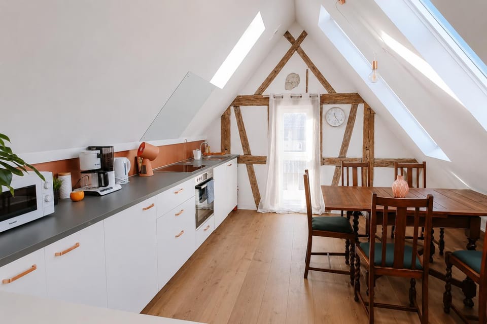 Coffee/tea facilities, Kitchen or kitchenette, Seating area, Dining area