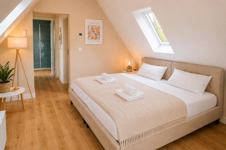 Bed, Photo of the whole room, Bedroom, towels
