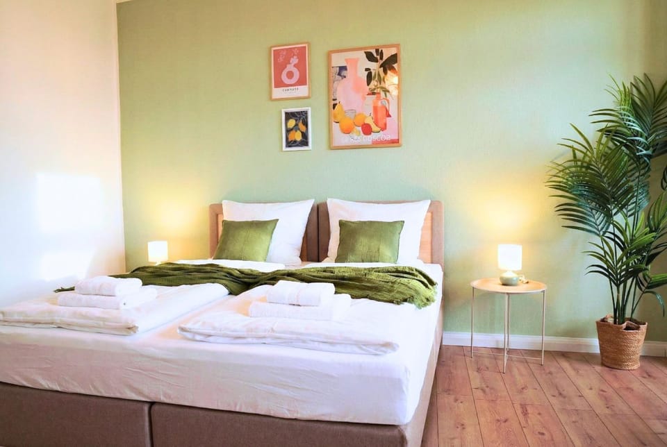 Bed, Photo of the whole room, Bedroom, towels