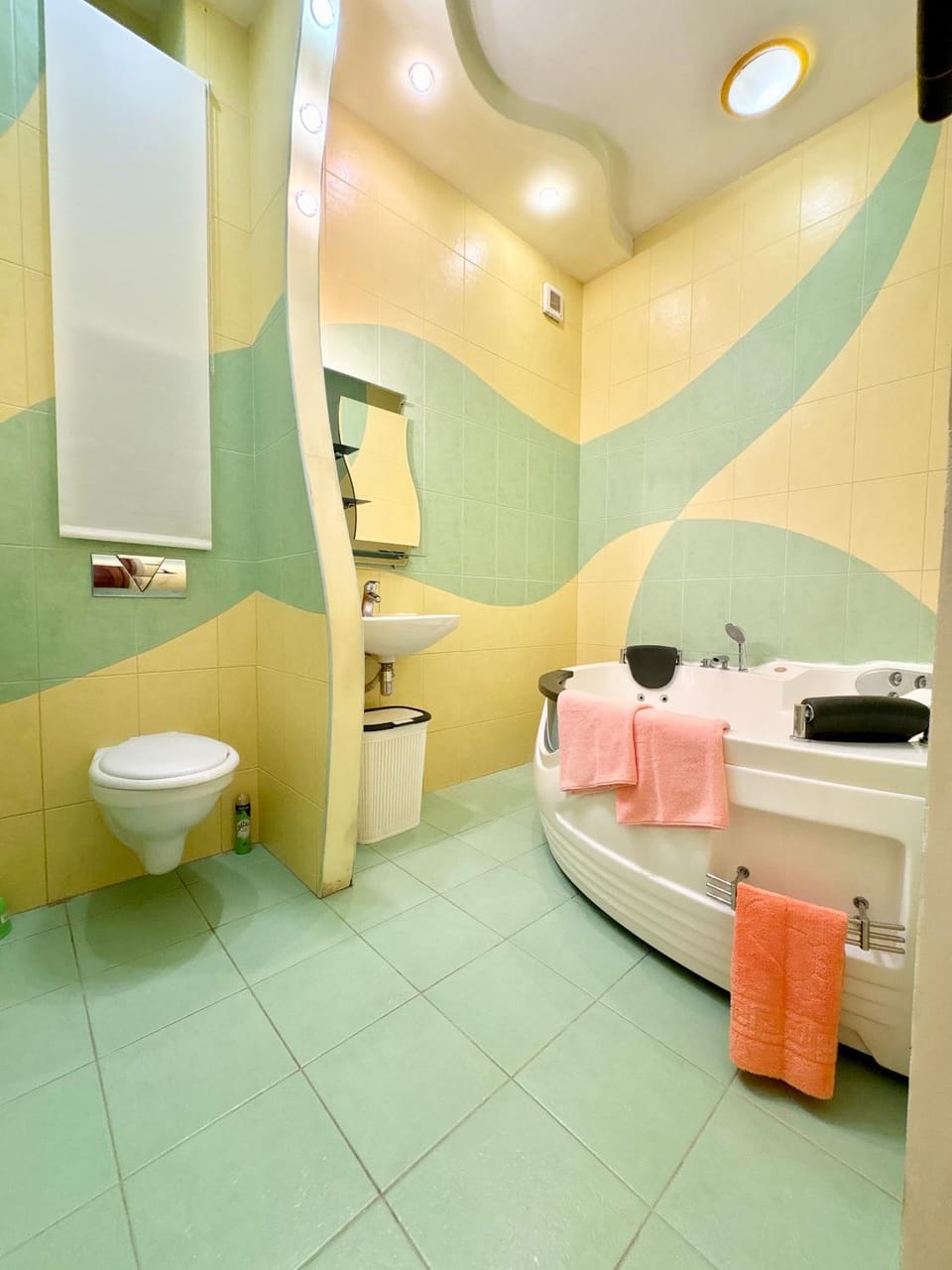 Toilet, towels