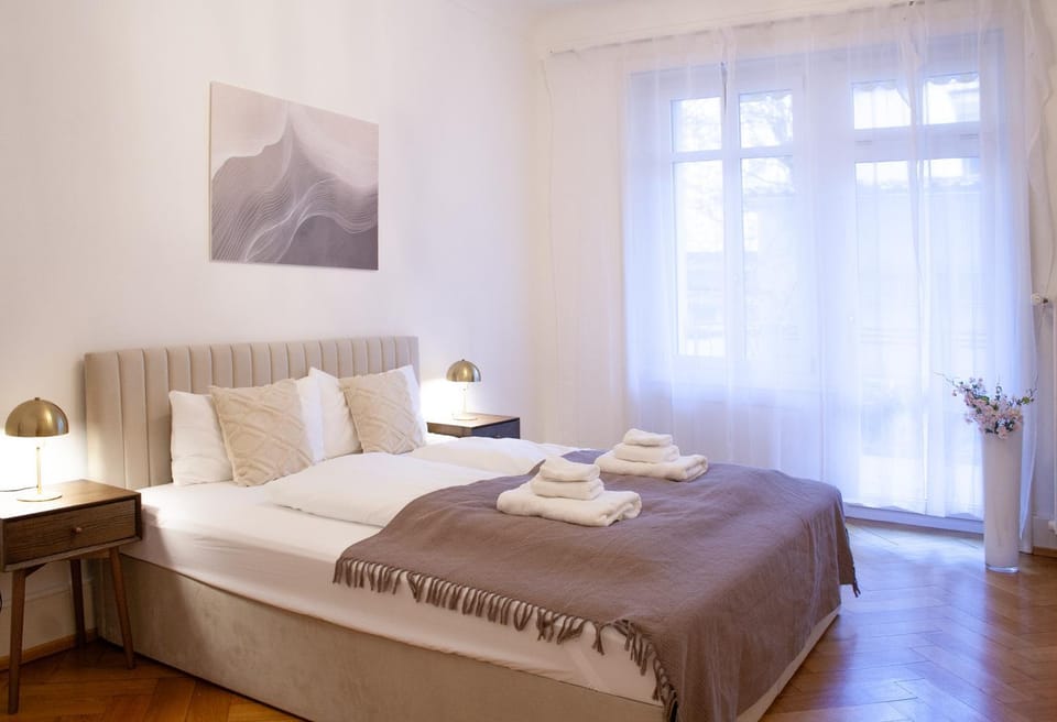 Bed, Photo of the whole room, Bedroom, towels