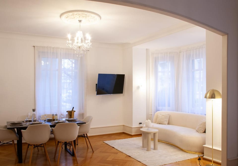 Bed, TV and multimedia, Living room, Photo of the whole room, Seating area, Dining area, Evening entertainment, Bedroom