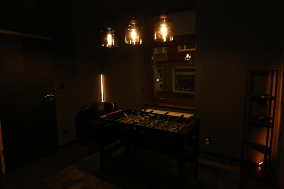 Billiard, Game Room