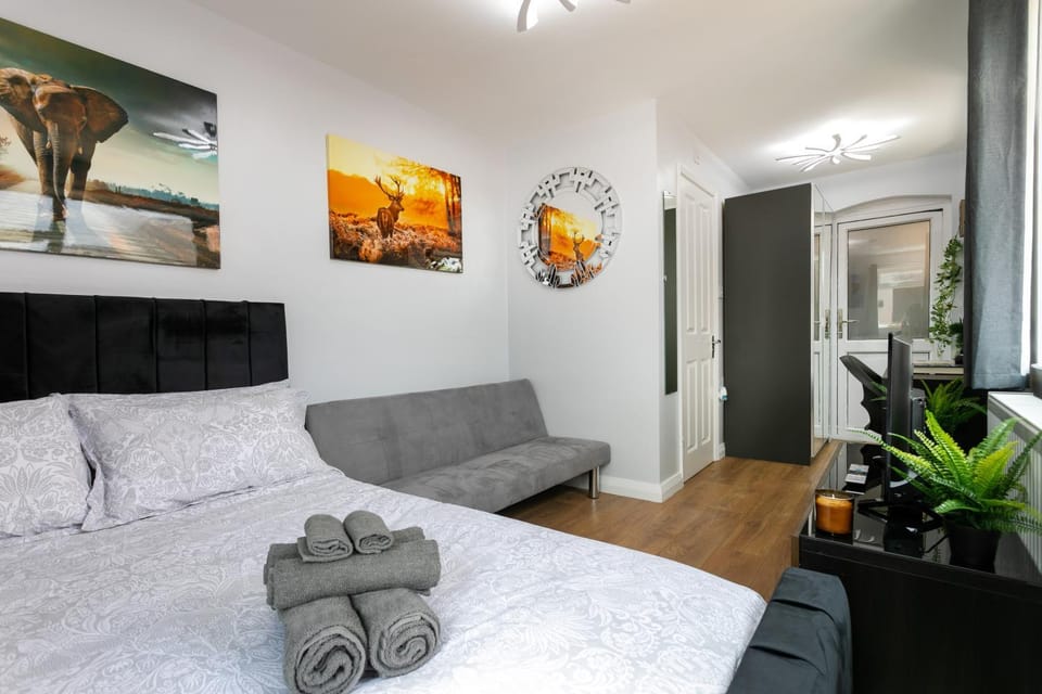 Toilet, Bed, TV and multimedia, Seating area, Bedroom