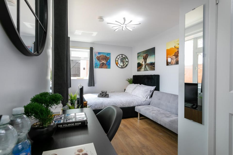 Bed, Photo of the whole room, Decorative detail, Bedroom, towels