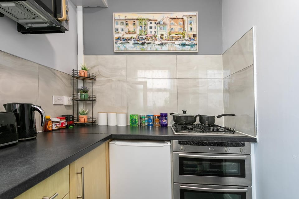 Coffee/tea facilities, Kitchen or kitchenette, microwave, oven, stove, stove, kitchen