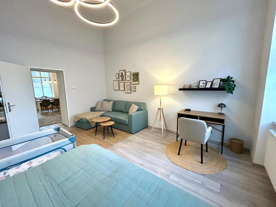 Bed, Photo of the whole room, Seating area, Bedroom