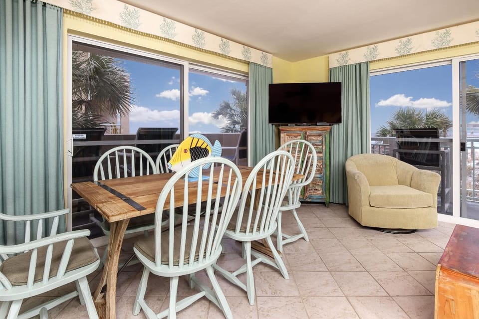 Pelican Isle 101 Large end unit Gulf Front condo House in Okaloosa Island