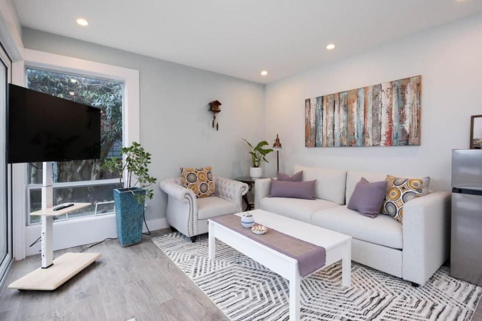 2BR 2Bath Suite - Ocean View Deck - Walk to Beach Apartment in White Rock