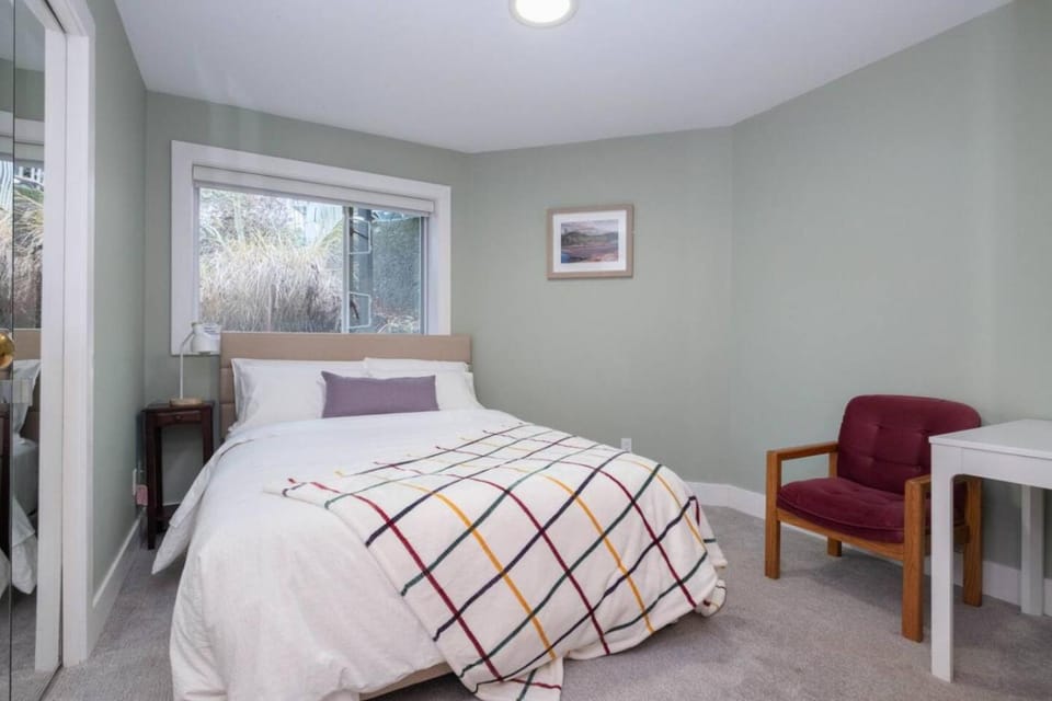 2BR 2Bath Suite - Ocean View Deck - Walk to Beach Apartment in White Rock