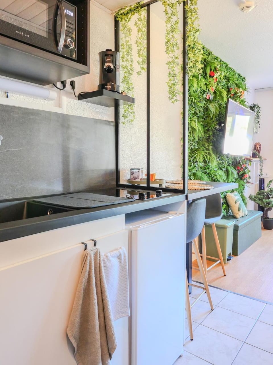 Jungleroom Vegetal and romantic, parking Apartment in Carquefou