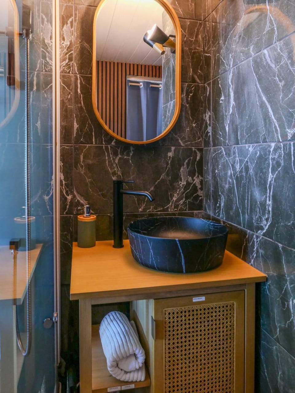 Jungleroom Vegetal and romantic, parking Apartment in Carquefou