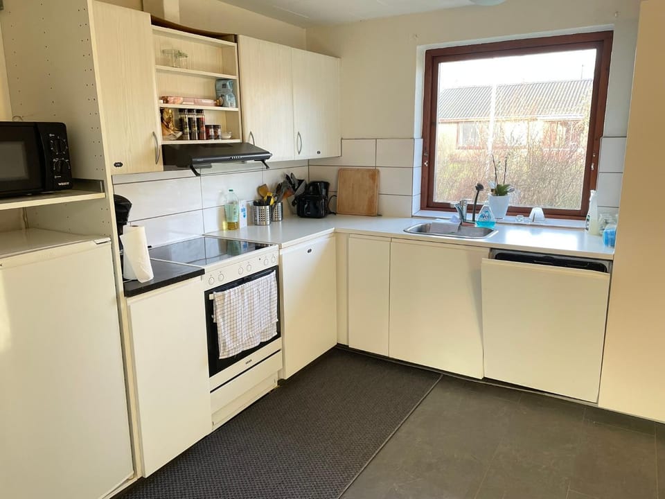 Coffee/tea facilities, Kitchen or kitchenette, dishwasher, oven, stove, toaster