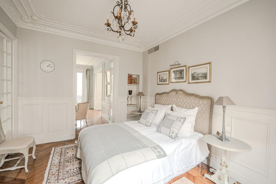 AC 3bds Apt with arc de triomphe view & terrace Apartment in Paris