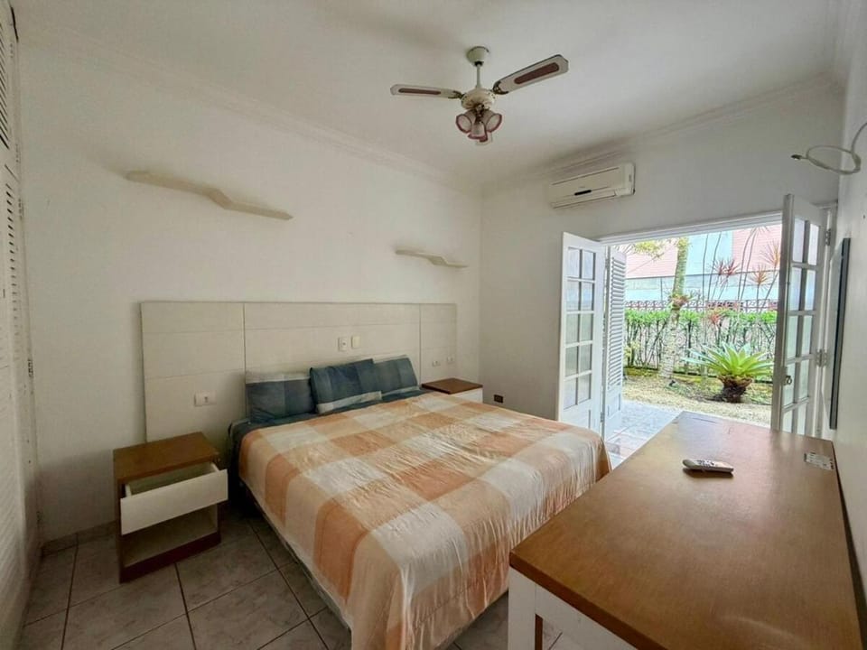 Bela casa em Guarujá à 300 metros da praia House in State of São Paulo