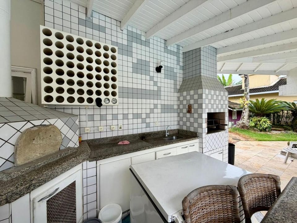 Bela casa em Guarujá à 300 metros da praia House in State of São Paulo