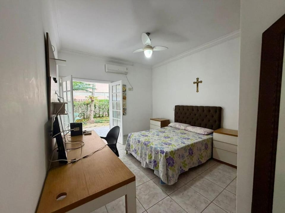 Bela casa em Guarujá à 300 metros da praia House in State of São Paulo