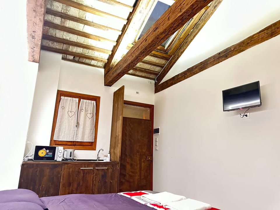 Bed, TV and multimedia, Photo of the whole room, Bedroom