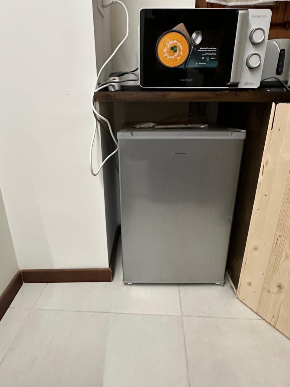 minibar, oven