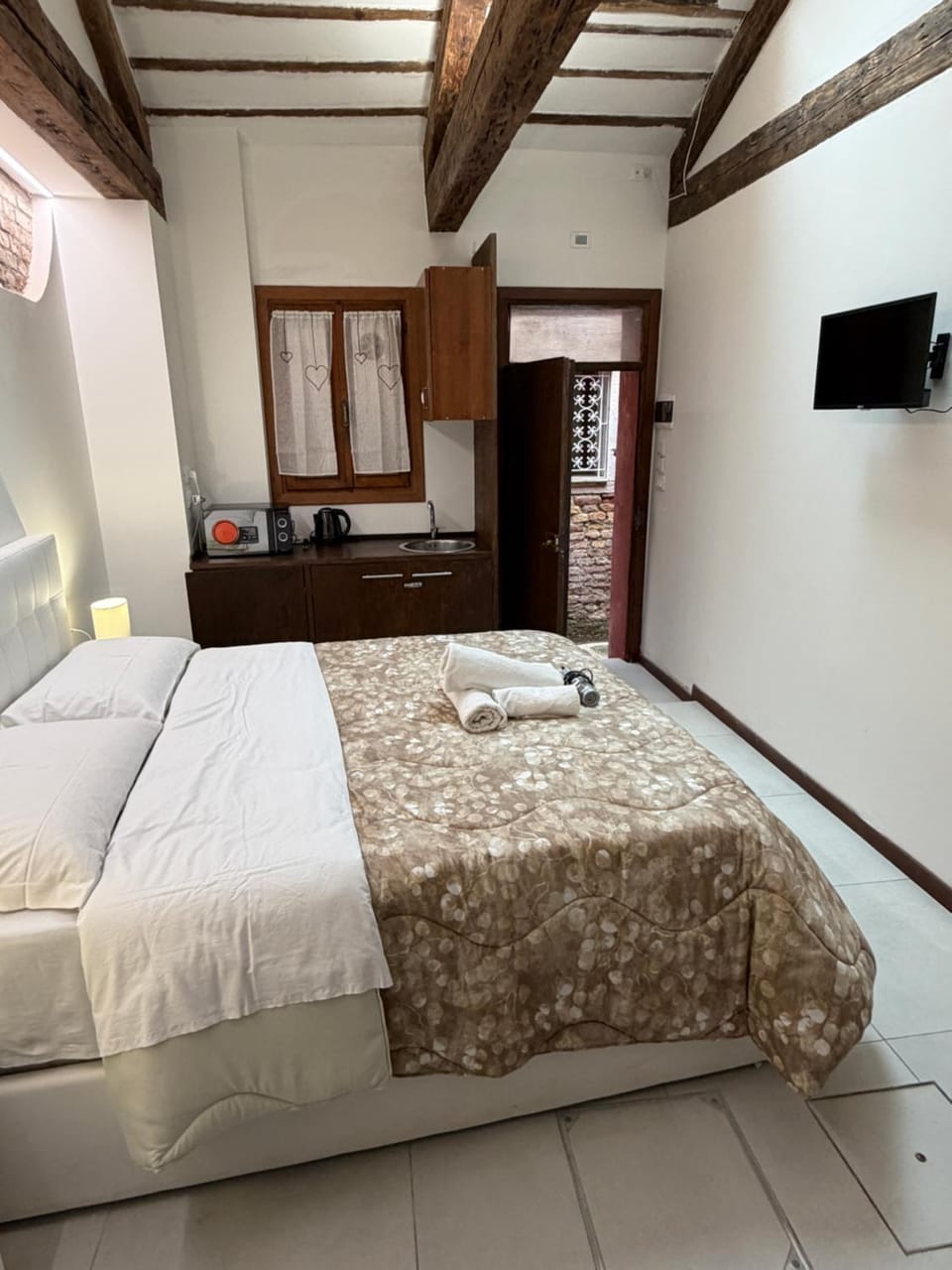 Bed, TV and multimedia, Photo of the whole room, Bedroom