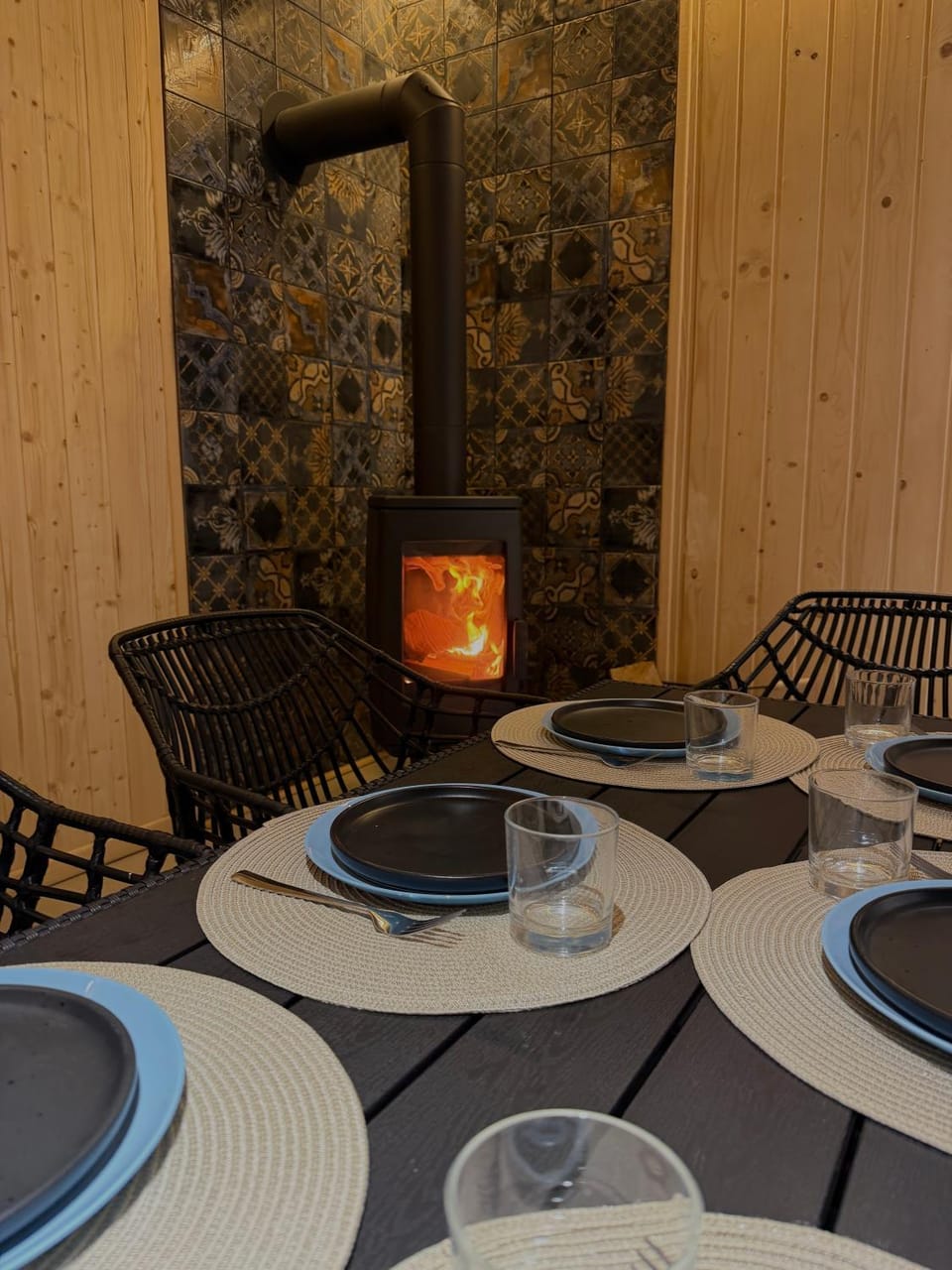 Dining area, fireplace