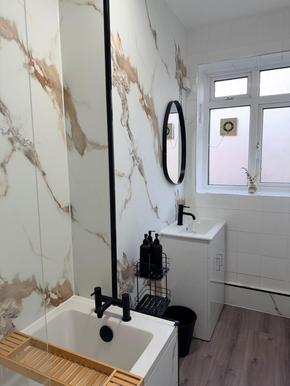 Modern 2 Bedroom Apartment - Free Parking - Close To Metro Apartment in London