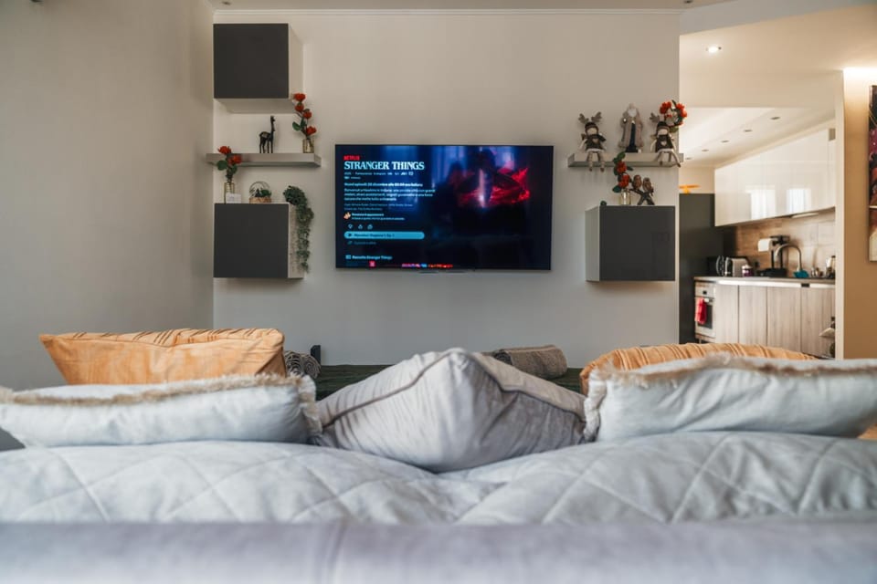 Bed, TV and multimedia, Living room, Photo of the whole room, Seating area, Evening entertainment