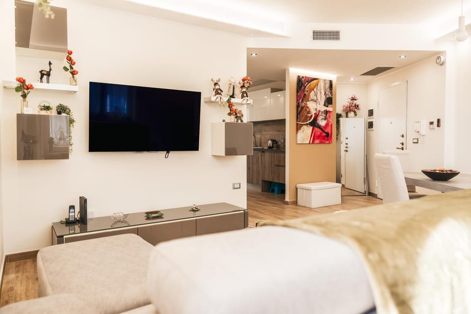 Communal lounge/ TV room, TV and multimedia, Living room, Seating area, Evening entertainment