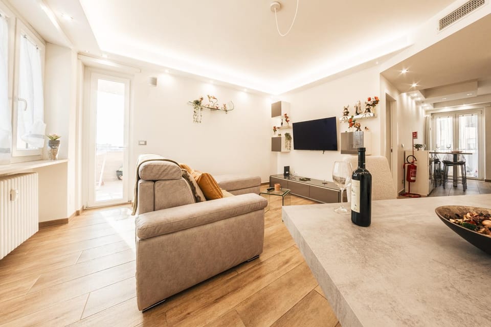 TV and multimedia, Living room, Seating area, Evening entertainment