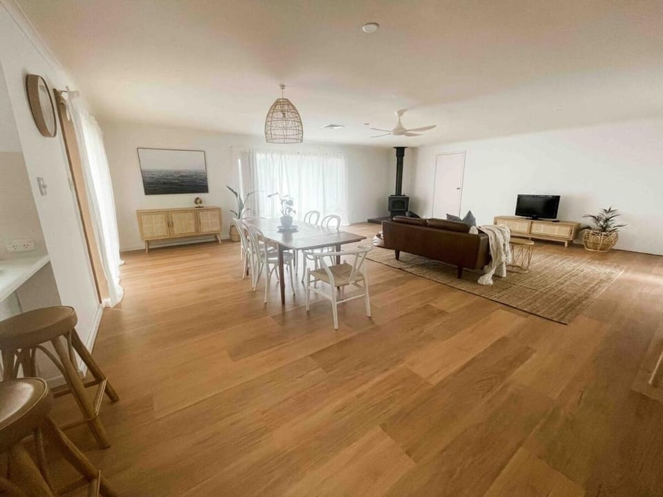 Laurel-Lee ROBE Coastal Stay Long Beach with fire PET friendly 3 bedroom 350 walk to Longbeach House in Robe